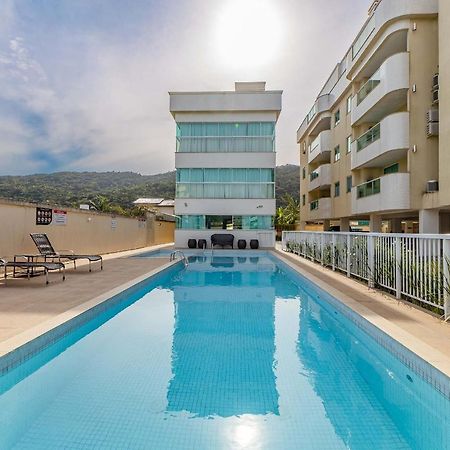 Confortavel Apartamento Em Condominio Com Piscina Бомбиньяс Экстерьер фото
