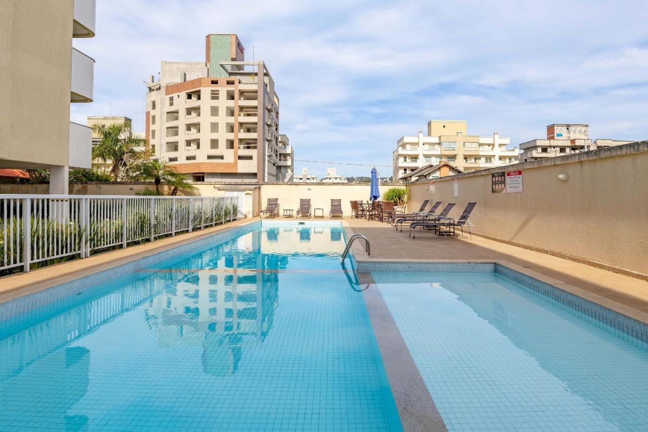 Confortavel Apartamento Em Condominio Com Piscina Бомбиньяс Экстерьер фото